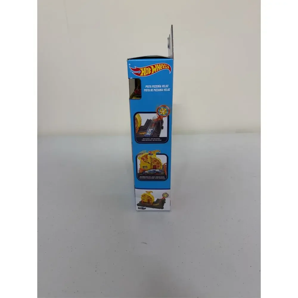 Hot Wheels City Speedy Pizza Pick-Up Play Set with 1:64 Die-Cast Car